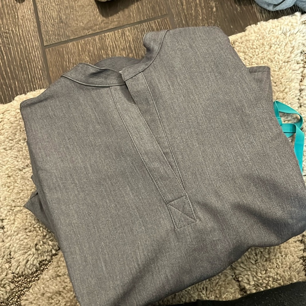figs rafaela oversized scrub top XS. Graphite gray.
